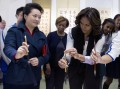 米歇尔：中国书法太美了，今后我要多练习